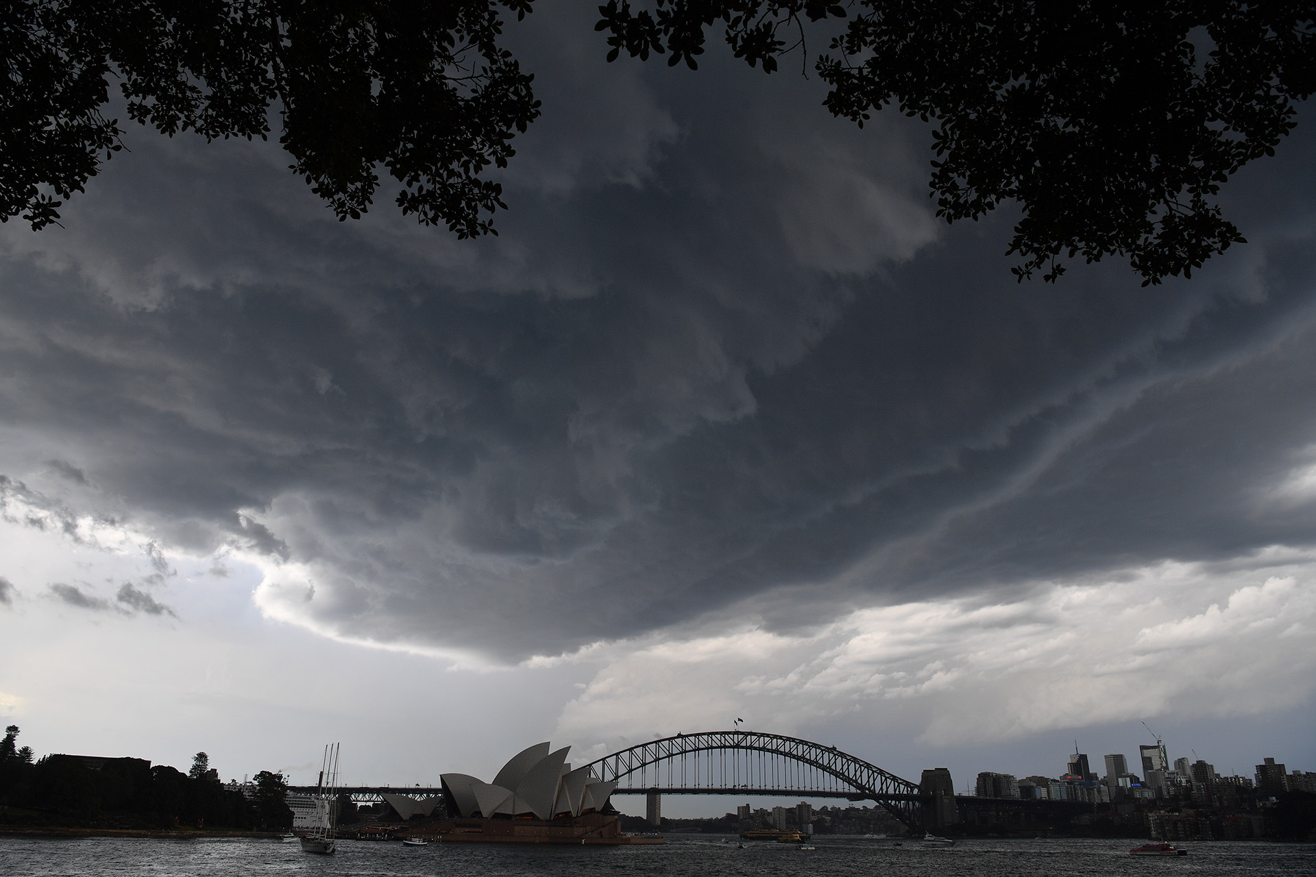 Sydney hail. Сидни Хейл (Sydney Hail) Сидни Хейл. Sydney грозы. Град в Сиднее. Дождь в Сиднее.