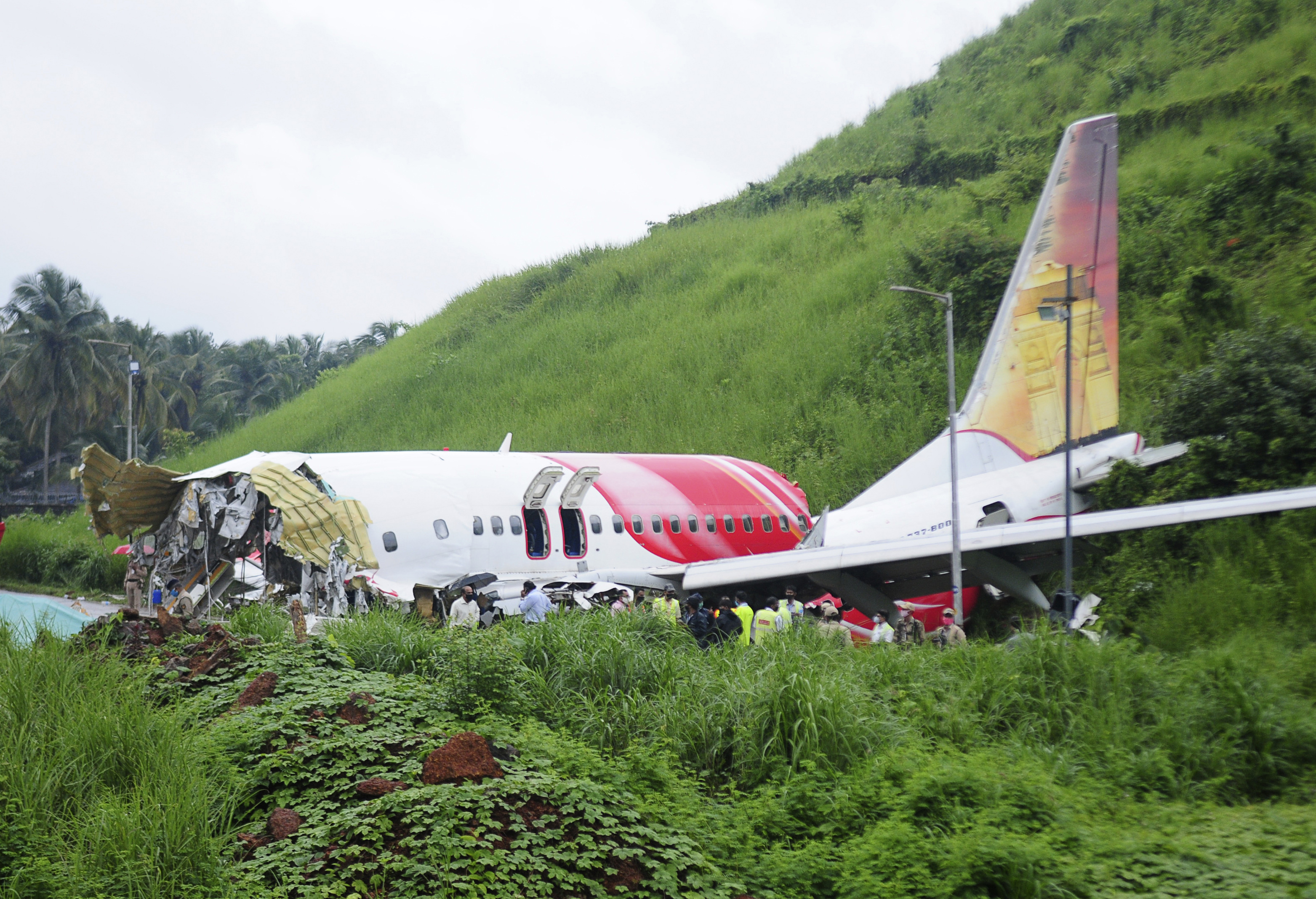 India S Aviation Regulator Points To Pilot Error In Air India Express Crash