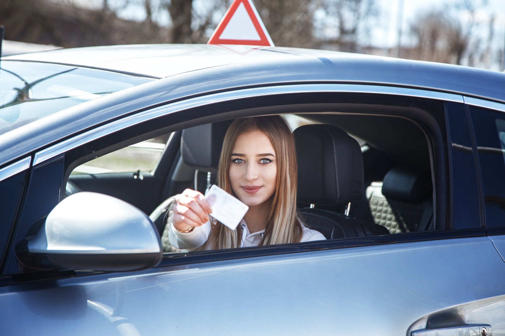 Training car. Девушка за рулем учебной машины. Водительское удостоверение и девушка за рулем. Девушка в учебной машине. Фото девушки с учебной машиной.