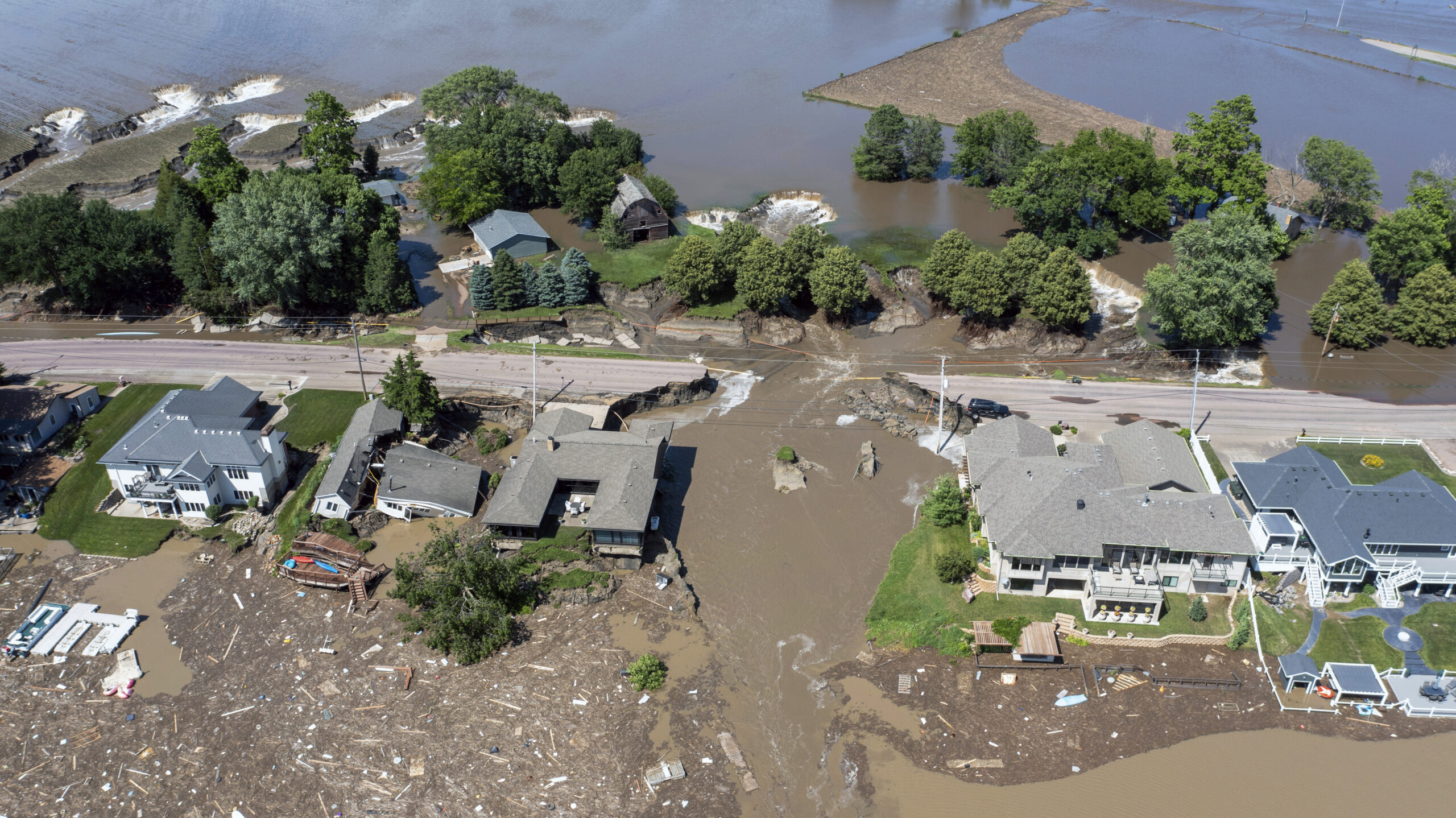 Floodwaters Inundate Midwest, Where Flood Insurance is Rarely In Force